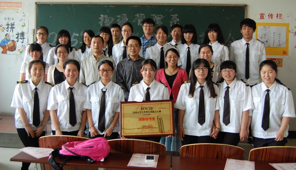 图四:老师与获奖选手合影