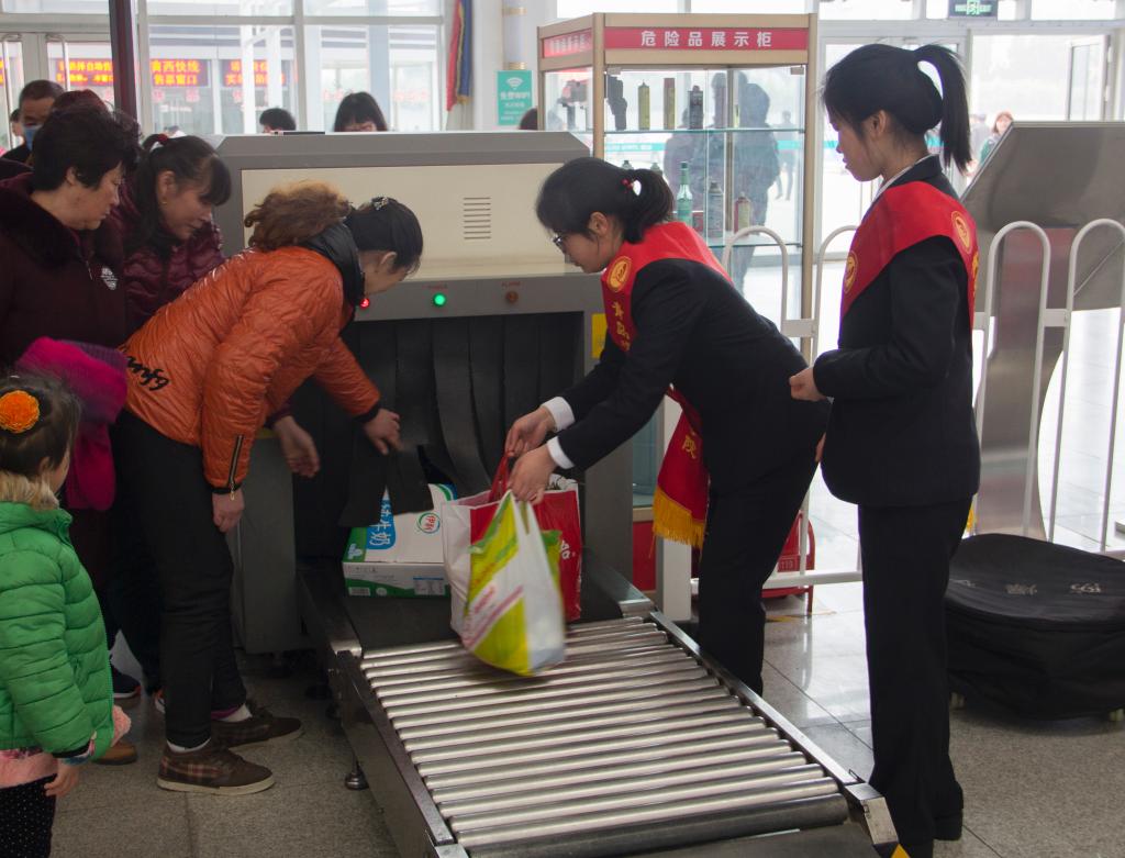 在西海岸汽车总站协助乘客安检